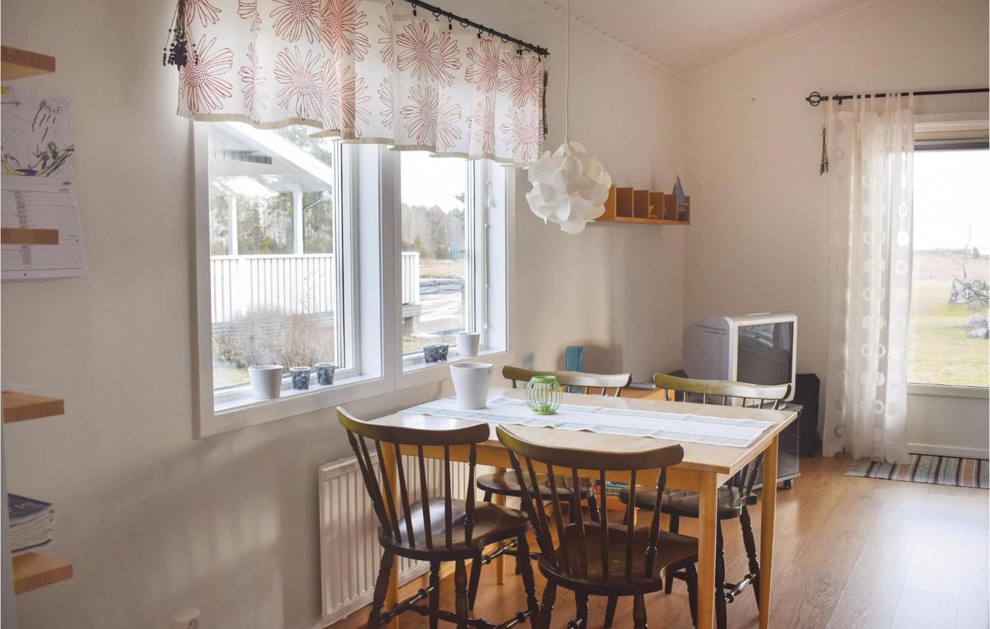 Amazing Home In Loettorp With House Sea View Екстериор снимка